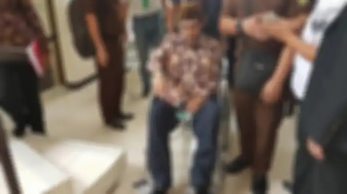 Aktor Gatot Brajamusti tiba di Pengadilan Negeri Jaksel dengan menggunakan kursi roda.  