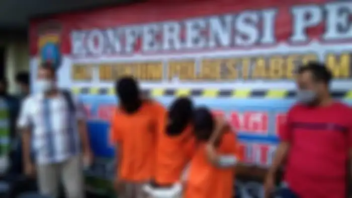 Polisi menggiring tiga pelaku pembunuhan Reval Fahrudin (18) pada 2 November 2020. Tiga tersangka, yakni Yoshi Fitriyani (17), Wanda (23) dan AD (15) dihadirkan dalam rilis perkara di Polrestabes Medan, Jumat (6/11/2020). (Inset) Yoshi dan kekasihnya, Wanda. 
