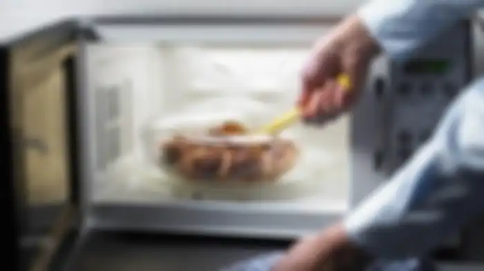 Ilustrasi memanaskan makanan menggunakan microwave