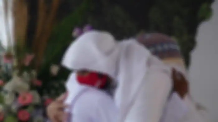 Syekh Ali Jaber memeluk Muhammad Gifari Akbar. Keduanya bertemu dalam sebuah acara di Cihanjuang, Kabupaten Bandung Barat, Rabu (11/11/2020). 