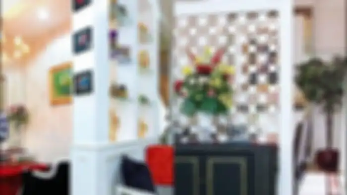 Manfaatkan dinding sebagai tempat pajangan sekaligus pemisah ruang yang non masif.