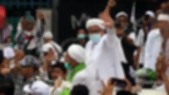 Pemimpin Front Pembela Islam (FPI) Habib Rizieq Syihab saat menyapa pendukung dan simpatisan saat tiba di sekitar markas FPI, Petamburan, Jakarta Pusat (10/11/2020).