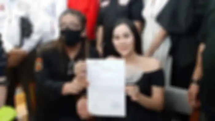 Adrena Isa Zega (kanan) menggelar jumpa pers di Tebet, Jakarta Selatan, Senin (9/11/2020). Mantan manajer Lucinta Luna itu dianiaya dua orang tidak dikenal di sebuah apartemen di Kalibata, Pancoran, Jakarta Selatan, pada 3 November 2020 pukul 22.30 WIB. 