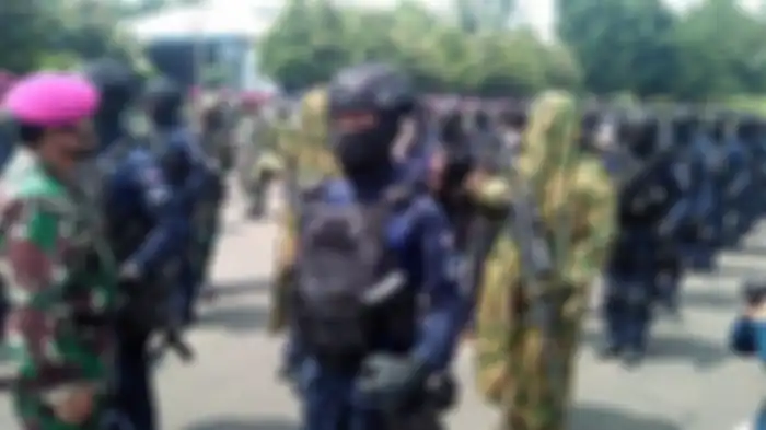Panglima TNI Marsekal Hadi Tjahjanto berdialog dengan prajurit Pasmar 1 Korps Marinir, saat inspeksi mendadak di Lapangan Apel Brigif 1 Cilandak, Jakarta Selatan, Kamis (19/11/2020). 
