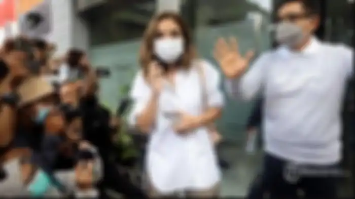 Gisella Anastasia usai diperiksa di Ditreskrimsus Polda Metro Jaya, Jakarta Selatan, Selasa (17/11/2020). 