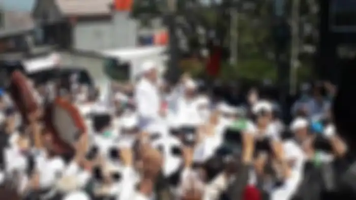 Kedatangan Pemimpin Front Pembela Islam (FPI) Habib Rizieq di Puncak Bogor disambut ribuan simpatisan, Jumat (13/11/2020).