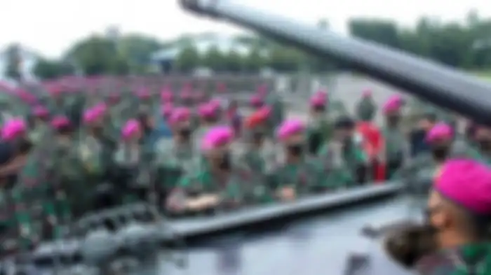 Panglima TNI Marsekal TNI Hadi Tjahjanto, S.I.P., memeriksa armada tank Korps Marinir TNI AL di Cilandak, Jakarta Selatan, Kamis (19/11/2020). 