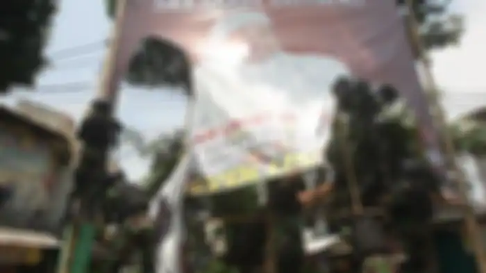 Prajurit TNI menurunkan spanduk Habib Rizieq Shihab di Kawasan Petamburan, Tanah Abang, Jakarta Pusat, Jumat (20/11/2020). Penurunan spanduk tersebut atas Perintah Pangdam Jaya Mayjen TNI Dudung Abdurachman, yang disinyalir spanduk tersebut dipasang tanpa izin. 