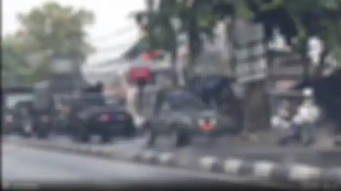 Tangkapan layar kendaraan tempur TNI berhenti di dekat Markas FPI di Petamburan, Jakarta Pusat 