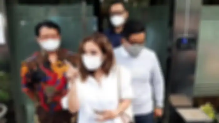 Gisella Anastasia ditemani Sandy Arifin, pengacaranya (kanan), ketika keluar dari Ditreskrimsus Polda Metro Jaya, Selasa (17/11/2020) pukul 16.00 WIB. Sebelumnya, janda satu anak yang akrab disapa Gisel itu tiba di Polda Metro Jaya pukul 10.30 WIB 