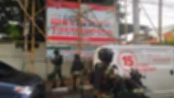 Aparat gabungan TNI-Polri menurunkan baliho Rizieq Shihab di kawasan Slipi, Jumat (20/11/2020). 
