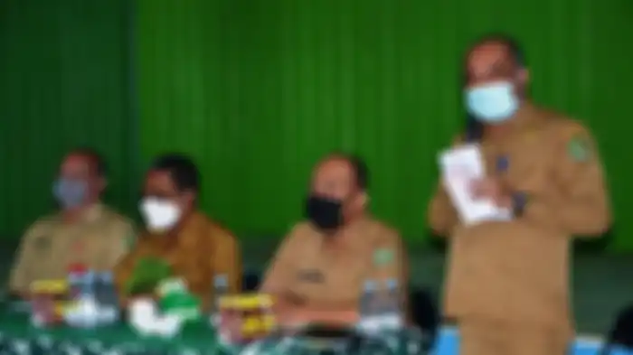 Pjs Bupati Kubar M Syirajudin (tiga kanan) dan Akhmad Sarkawi, Kepala UPTD Bapenda Kaltim Wlayah Kubar saat memberikan sosialisasi program relaksasi pajak kendaraan di Gedung BPU Kampung Muara Lawa.