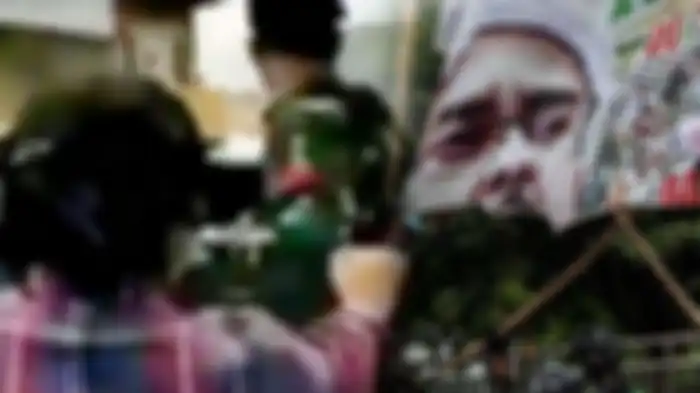 Kodam Jaya klarifikasi sosok perempuan berbaju kotak-kotak naik kendaraan tempur TNI saat penertiban baliho rizieq shihab. 
