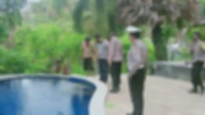 Polisi saat melakukan penyelidikan di kolam renang Villa Sanghyang, Banjar Dinas/Desa Sambirenteng, Kecamatan Tejakula, Buleleng, Selasa (23/11/2020). Di kolam ini lah Komang Devi Juliantini tewas tenggelam.  