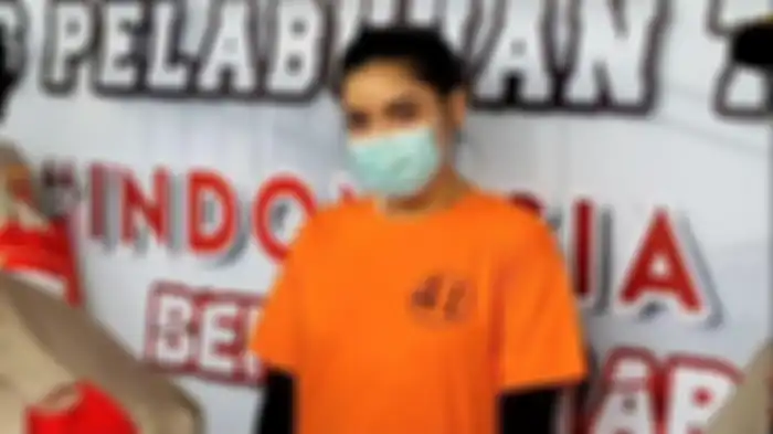 Selebgram Millen Cyrus ketika dihadirkan Kapolres Pelabuhan Tanjung Priok AKBP Ahrie Sonta di Polres Pelabuhan Tanjung Priok, Senin (23/11/2020). Millen Cyrus ditangkap polisi karena kasus sabu-sabu, Minggu (22/11/2020) dini hari. 