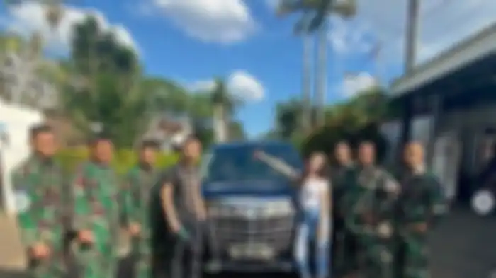Ega bersama Elina dan para prajurit TNI berpose dengan mobil Alphard  