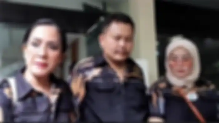 Dewinta Bahar (kanan berkerudung) bersama beberapa anggota Srikandi di Polda Metro Jaya, Jakarta Selatan, Senin (23/11/2020). 