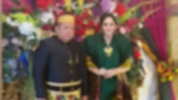 Bos Warung Kopi Lamar Wanita Cantik Pemilik Butik, Pakai Duit Rp 300 Juta, Rumah Rp 3 M, dan Berlian. Nadia Margreza bersama calon suami Haji Ajis Kalla di Dusun Kambisa, Desa Baku-baku, Kecamatan Malangke Barat, Kabupaten Luwu Utara, Sulawesi Selatan, Senin (23/11/2020). 