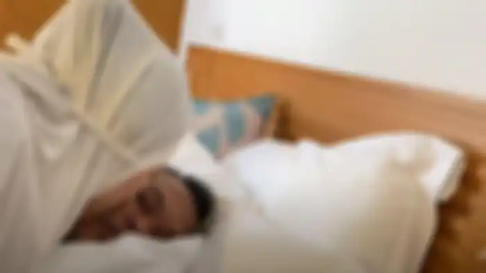 Momen Nathalie Holscher berusaha membangunkan Sule yang tertidur lelap, ditayangkan di YouTube SUNAH OFFICIAL, Selasa (24/11/2020). 