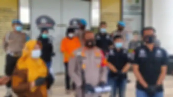 Kapolres Tangerang Selatan AKBP Iman Setiawan (tengah) dalam konferensi pers di Mapolres Tangerang Selatan, Senin (23/11/2020). 