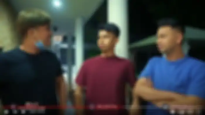Artis Raffi Ahmad blak-blakan mengatakan bahwa kembarannya, Dimas Ramadhan sudah dikontrak menjadi bintang iklan. 