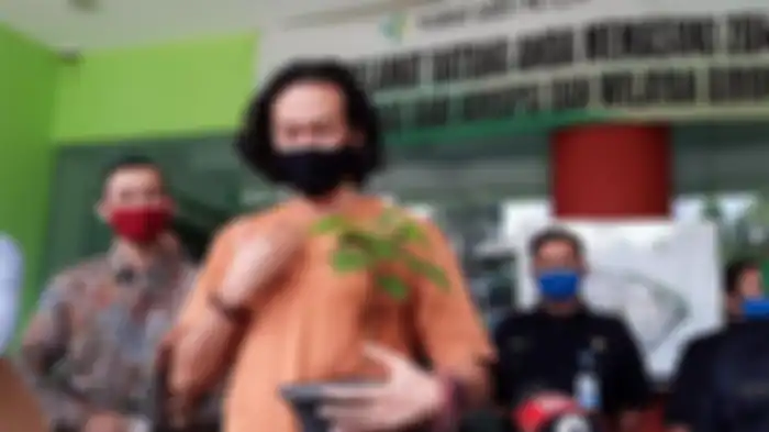 Dwi Sasono tak kuat menahan haru saat keluar dari RSKO Cibubur setelah menjalani masa rehabilitasi selama lima bulan, RSKO Cibubur, Jakarta Timur, Jumat (27/11/2020). 