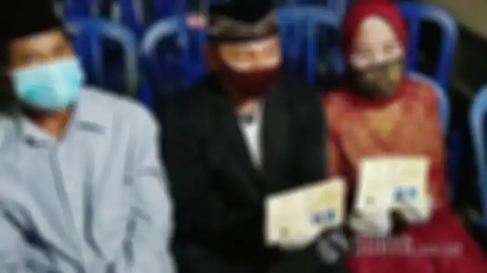 Pernikahan Yainem (76) Jamhar Ali Nursahid (29).