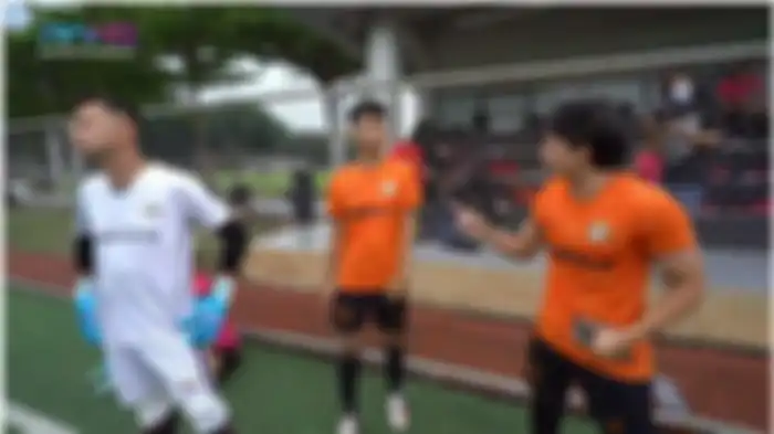 Raffi Ahmad (kiri), Dimas Ramadhan (tengah), dan Atta Halilintar saat bersiap main bola bersama, diunggah Jumat (27/11/2020). 