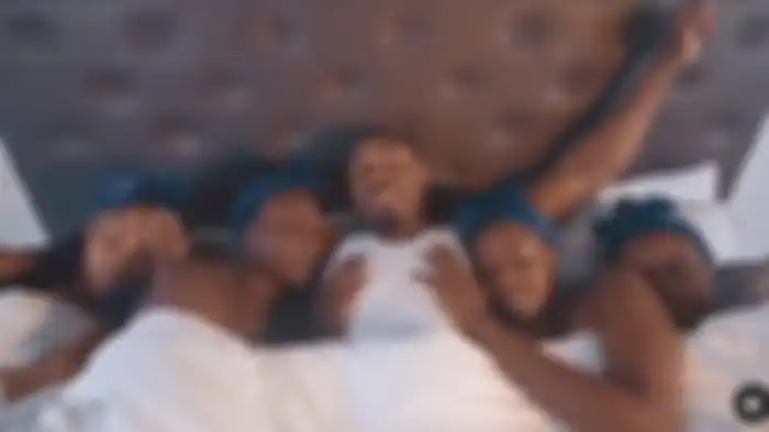 Pretty Mike alias Mike Eze-Nwalie Nwogu, asal Nigeria, memamerkan 6 istrinya yang sedang hamil di sebuah resepsi pernikahan. Dia juga menunjukkan foto dan video kehidupan pribadinya di tempat tidur dan kamar mandi. 