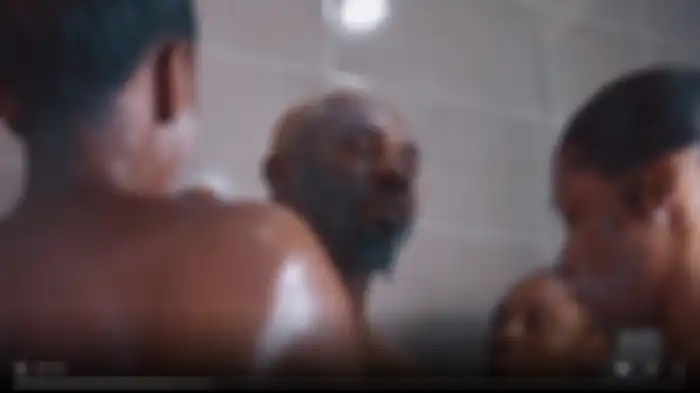 Pretty Mike alias Mike Eze-Nwalie Nwogu, asal Nigeria, memamerkan 6 istrinya yang sedang hamil di sebuah resepsi pernikahan. Dia juga menunjukkan foto dan video kehidupan pribadinya di tempat tidur dan kamar mandi. 