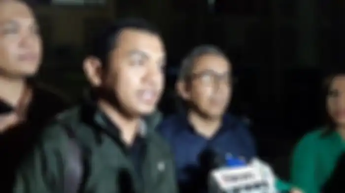 Kuasa hukum Munarman, Aziz Yanuar, di Polda Metro Jaya, Jakarta, Rabu (9/10/2019). 