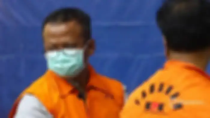 Edhy Prabowo mengenakan rompi oranye seusai menjalani pemeriksaan di Gedung KPK, Jakarta Selatan, Rabu (25/11/2020). 