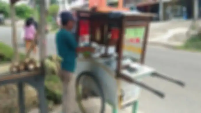 Mas Nasib saat menyajikan bakso kepada pembeli di kawasan Jalan Multatuli, Mayang Mangurai, Kotabaru, Kota Jambi, Rabu (2/12/2020).