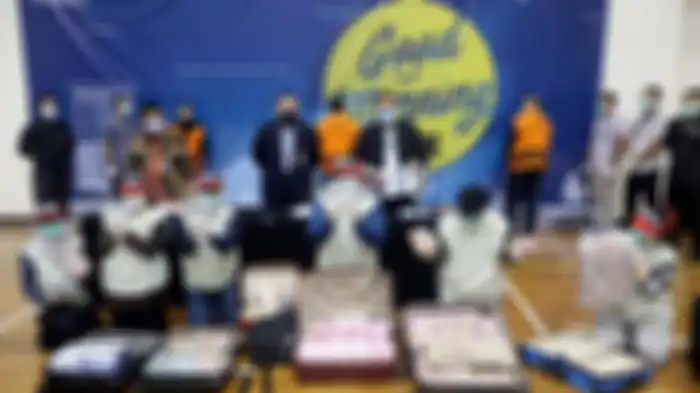 Penyidik KPK menunjukkan barang bukti kasus dugaan suap bantuan sosial (bansos) Covid-19