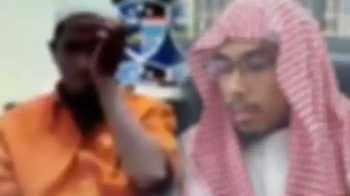 Ustaz Maaher menangis menyesali perbuatannya usai ditangkap polisi.