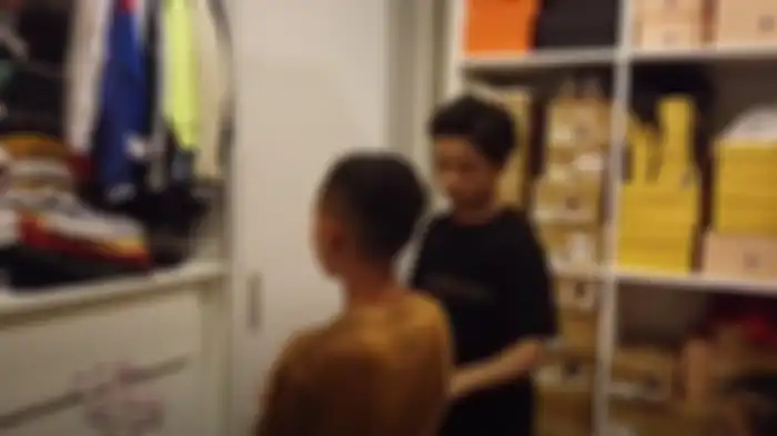 Betrand saat memilihkan baju untuk adiknya