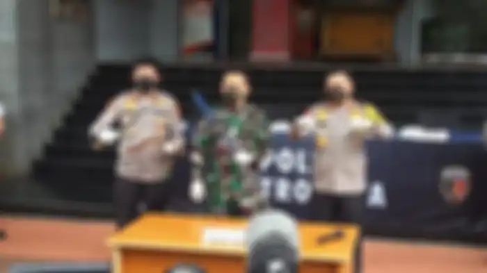 Kapolda Metro Jaya Irjen Pol Fadil Imran menjelaskan kronologi penyerangan kepada polisi yang dilakukan sepuluh orang yang diduga sebagai pengikut pemimpin FPI Muhammad Rizieq Shihab (MRS) di Polda Metro Jaya, Jakarta, Senin (7/12/2020). 