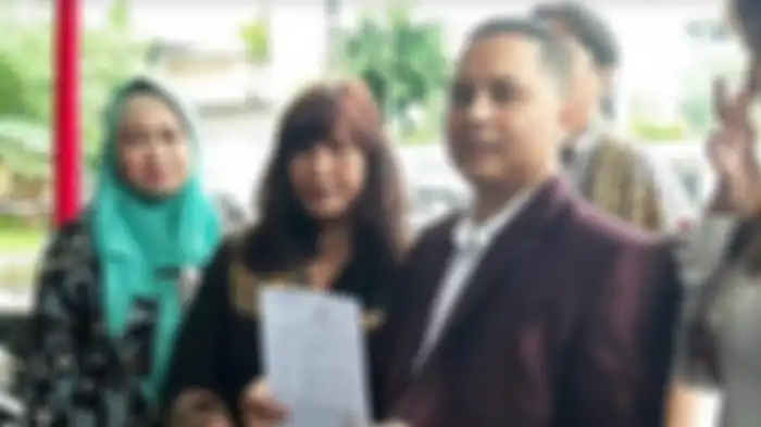 Pitra Romadoni (jas merah) di Polda Metro Jaya, Semanggi, Jakarta Selatan, Minggu (8/11/2020).Hotman Paris Ungkap Video yang Dihapus, Pelapor Video Syur Mirip Gisel Minta Sang Lawyer Diperiksa 