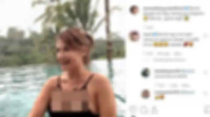 tamara blezynski memamerkan potret dirinya saat mengenakan baju renang super seksi
