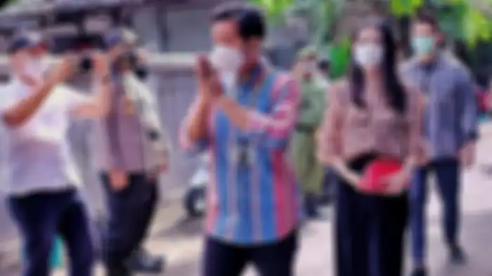 Calon Wali Kota Solo, Gibran ditemani istrinya Selvi Ananda tiba di TPS 22 di Kampung Tirtoyoso, Jalan Kasuari Nomor 3 RT 5 RW 13, Kelurahan Manahan, Kecamatan Banjarsari, Kota Solo, Rabu (9/12/2020). 