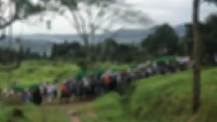 Iringan-iringan pembawa enam jenazah laskar FPI di prosesi pemakaman di sekitar area Ponpes Agrokultural (Markaz Syariah FPI) Megamendung, Bogor, Jawa Barat, Rabu pagi (9/12/2020). 