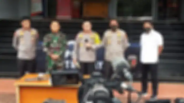 Kapolda Metro Jaya Irjen Pol Fadil Imran menjelaskan kronologi penyerangan kepada polisi yang dilakukan pengikut pemimpin FPI Muhammad Rizieq Shihab (MRS) di Polda Metro Jaya, Jakarta, Senin (7/12/2020).