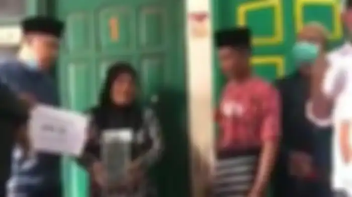 Pemberian uang santunan kepada salah satu keluarga laskar yang tewas Kamis (10/12/2020). 