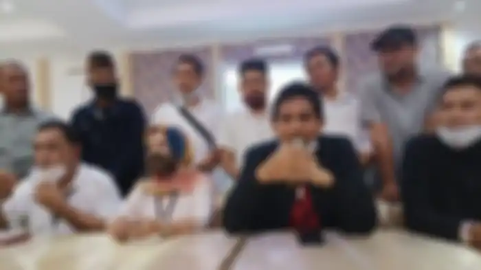 Artis Lucky Hakim mendulang kemenangan dalam Pilkada Indramayu 2020. Pres rilis kemenangan Paslon Nomor Urut 4 Nina Agustina Dai Bachtiar-Lucky Hakim berdasarkan hasil quick count Indikator di salah seorang rumah tim pemenangan Paslon Nina-Lucky di Kecamatan Losarang, Rabu (9/12/2020)