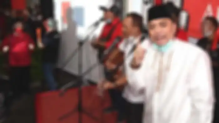 Pasangan calon Wali Kota Surabaya Eri Cahyadi dan Armuji hadir di DPC PDIP Surabaya. 