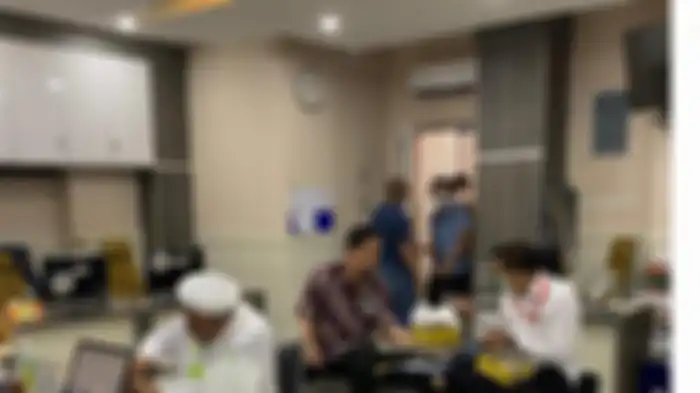 Habib Rizieq tengah menyantap makanan