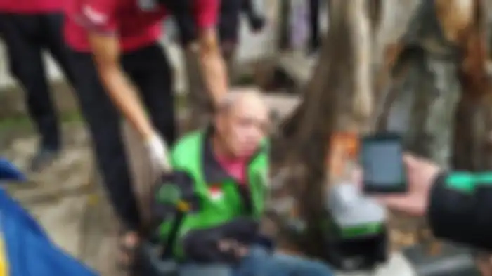 Pengemudi ojol alami lupa ingatan akibat kecelakaan di Jalan Imam Mahbud, Gambir, Jakarta Pusat, Jumat (11/12/2020) 