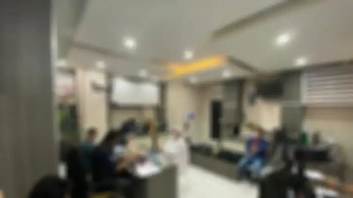 Di tengah proses pemeriksaan tersebut, foto-foto pemeriksaan Rizieq Shihab tersebut sejak sabtu sore beredar luas