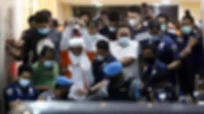 Pemimpin Front Pembela Islam (FPI) Muhammad Rizieq Shihab mengenakan baju tahanan seusai menjalani pemeriksaan di Polda Metro Jaya, Jakarta Pusat, Minggu (13/12/2020) dini hari. 