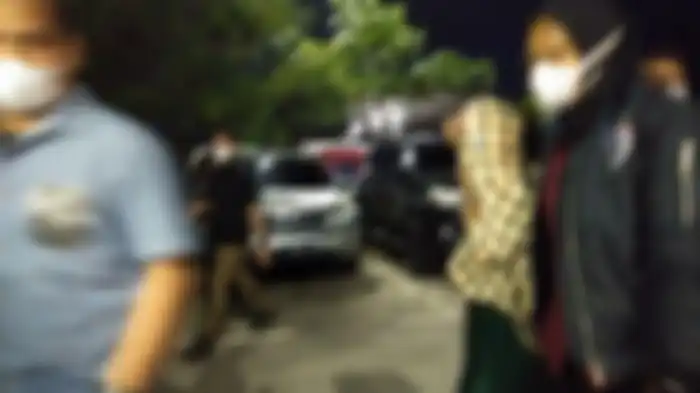 Tampak petugas dari tim Siber Polda Jabar tengah memboyong artis berinisial TA yang kepergok bersama seorang pria di hotel di Banding, polisi menduga TA terlibat prostitusi online 